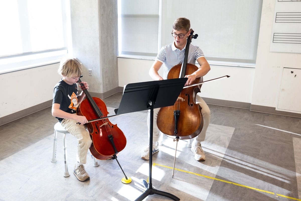 arthur-stephen-and-student-string-project-1200x800 Stephen Arthur showing a young student how to play the cello.