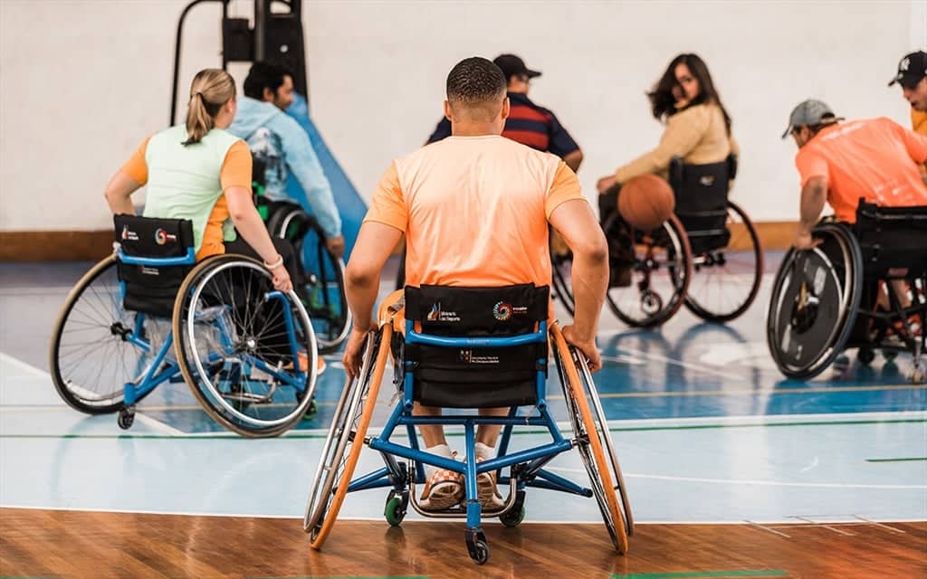 Grant Williams plays wheelchair basketball in Ecuador during a VOLeaders Academy trip